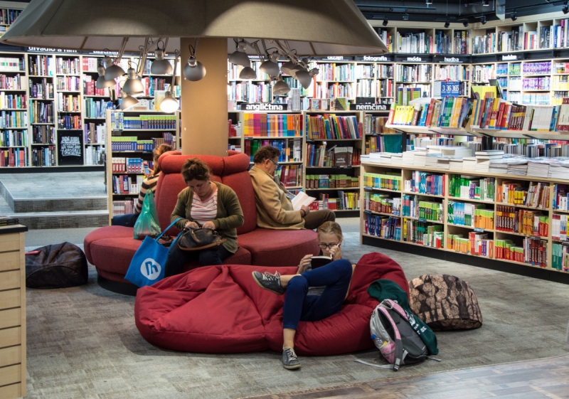 boutique-VILLENEUVE D ENTRAUNES-min_books_bookstore_book_reader_readers_reading_shop_sale_books-849006