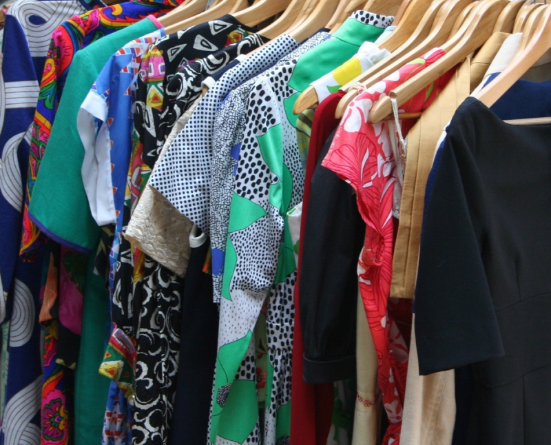 boutique-VILLENEUVE D ENTRAUNES-min_dresses_apparel_clothing_clothes_clothes_hangers_wooden_hangers_retail_shop_closet-1149845