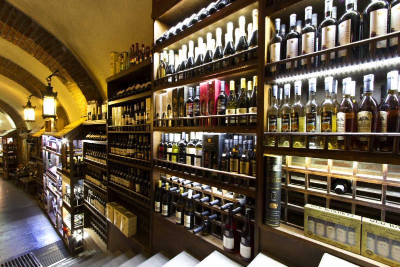 boutique-VILLENEUVE D ENTRAUNES-min_world_street_travel_shop_canon_georgia_wine_bottles-429767